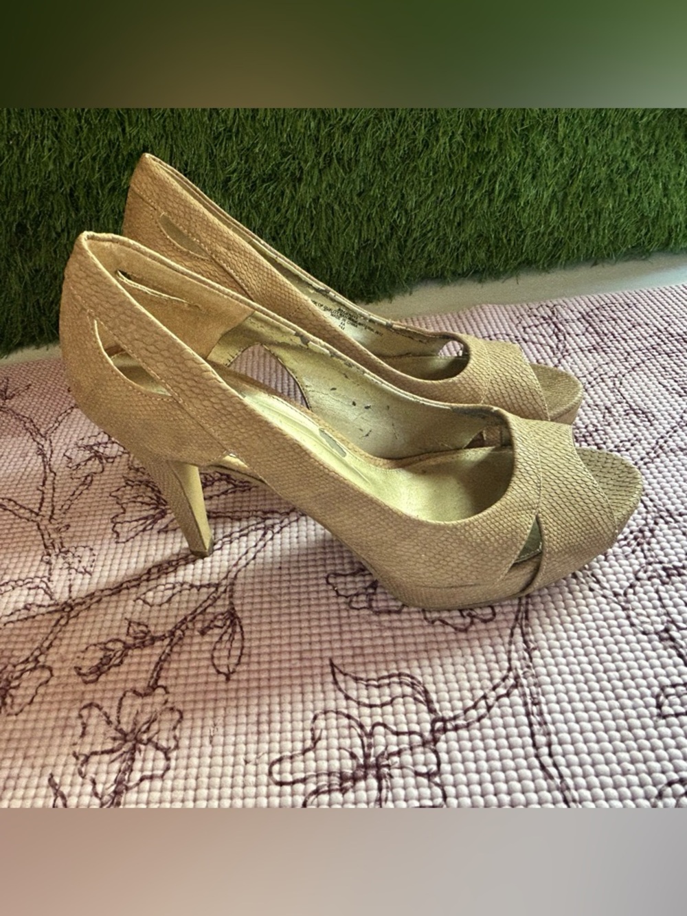 Bandolino Size 9 Beige Snakeskin Textured Peep-Toe High Heels Business Casual